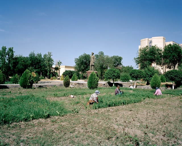 marco-barbieri-uzbekistan-gardeners