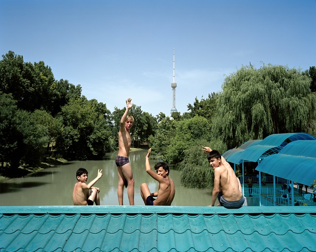 marco-barbieri-water-in-the-desert-kids-on-the-bridge
