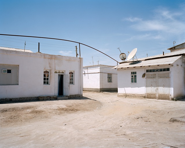 marco-barbieri-water-in-the-desert-white-buildings